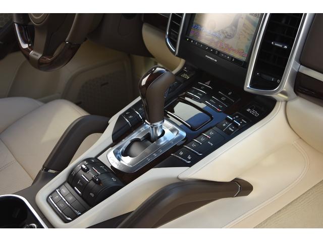 カイエン ターボ　ＴＥＣＨＡＲＴ　ＭＡＧＮＵＭワイドボディ記載変更済み（車幅１９９ｃｍ）　ＦＯＲＧＥＤ２２インチＡＷ　カーボンボンネット（65枚目）