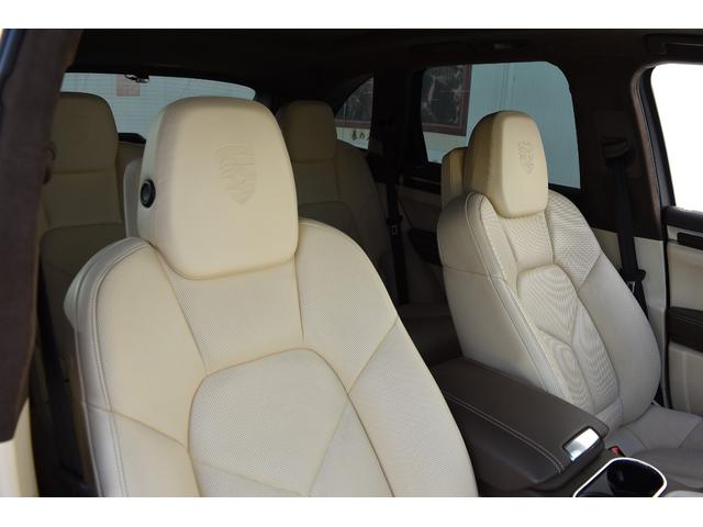 カイエン ターボ　ＴＥＣＨＡＲＴ　ＭＡＧＮＵＭワイドボディ記載変更済み（車幅１９９ｃｍ）　ＦＯＲＧＥＤ２２インチＡＷ　カーボンボンネット（67枚目）