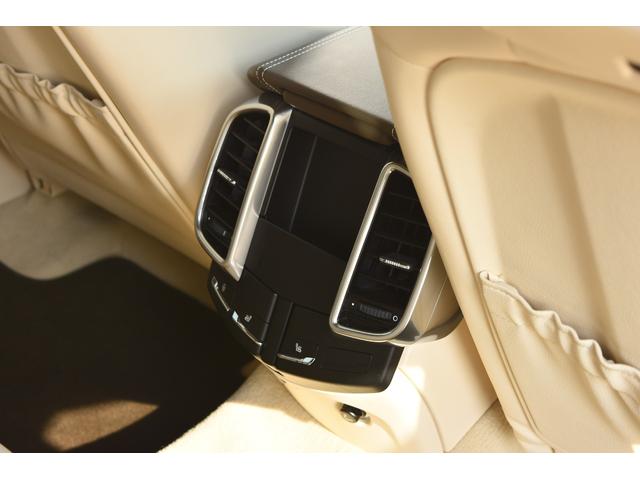 カイエン ターボ　ＴＥＣＨＡＲＴ　ＭＡＧＮＵＭワイドボディ記載変更済み（車幅１９９ｃｍ）　ＦＯＲＧＥＤ２２インチＡＷ　カーボンボンネット（68枚目）