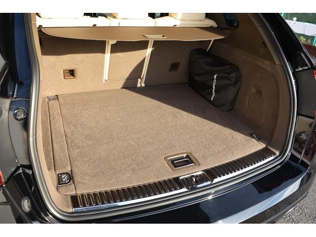 カイエン ターボ　ＴＥＣＨＡＲＴ　ＭＡＧＮＵＭワイドボディ記載変更済み（車幅１９９ｃｍ）　ＦＯＲＧＥＤ２２インチＡＷ　カーボンボンネット（69枚目）