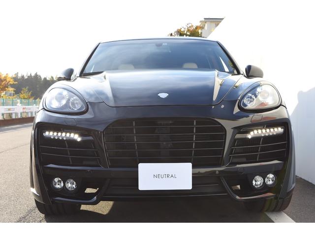 カイエン ターボ　ＴＥＣＨＡＲＴ　ＭＡＧＮＵＭワイドボディ記載変更済み（車幅１９９ｃｍ）　ＦＯＲＧＥＤ２２インチＡＷ　カーボンボンネット（73枚目）