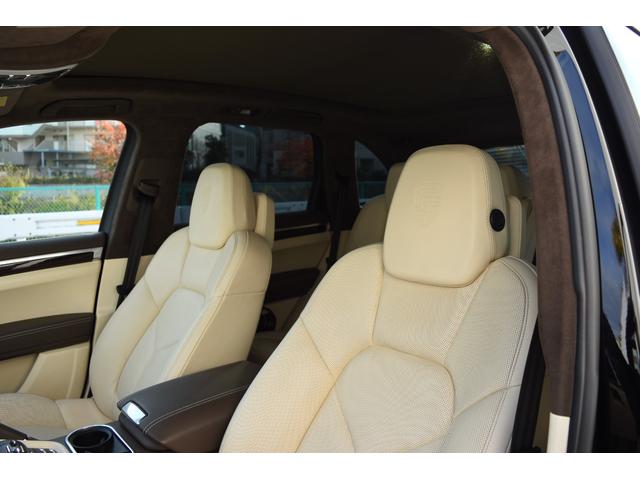 カイエン ターボ　ＴＥＣＨＡＲＴ　ＭＡＧＮＵＭワイドボディ記載変更済み（車幅１９９ｃｍ）　ＦＯＲＧＥＤ２２インチＡＷ　カーボンボンネット（74枚目）