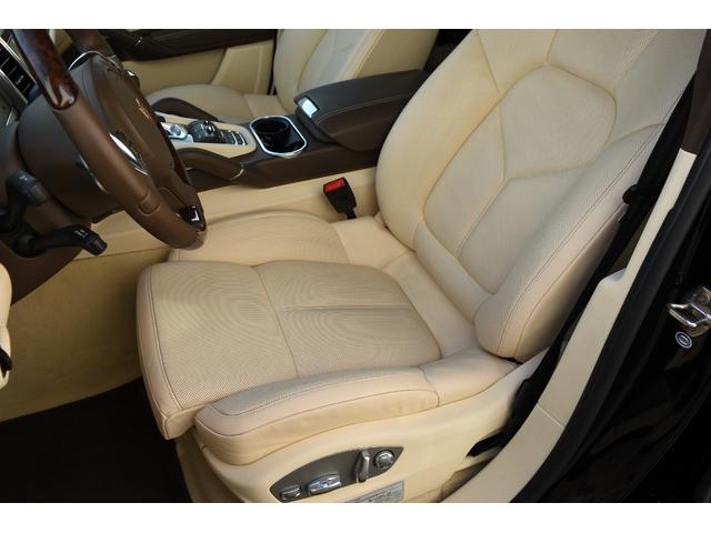 カイエン ターボ　ＴＥＣＨＡＲＴ　ＭＡＧＮＵＭワイドボディ記載変更済み（車幅１９９ｃｍ）　ＦＯＲＧＥＤ２２インチＡＷ　カーボンボンネット（75枚目）