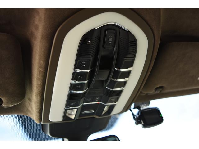 カイエン ターボ　ＴＥＣＨＡＲＴ　ＭＡＧＮＵＭワイドボディ記載変更済み（車幅１９９ｃｍ）　ＦＯＲＧＥＤ２２インチＡＷ　カーボンボンネット（76枚目）