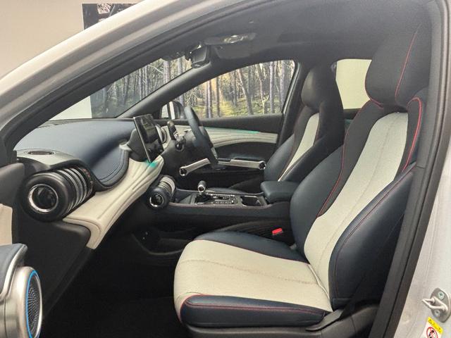 ＡＴＴＯ　３ ベースグレード　アクティブクルーズコントロール　回転式タッチパネル式ナビゲーション　サラウンドビューカメラ　レザーパワーシート　純正１８インチアルミ　デジタルミラー型ドライブレコーダー　ＥＴＣ　ＬＥＤヘッドライト（6枚目）