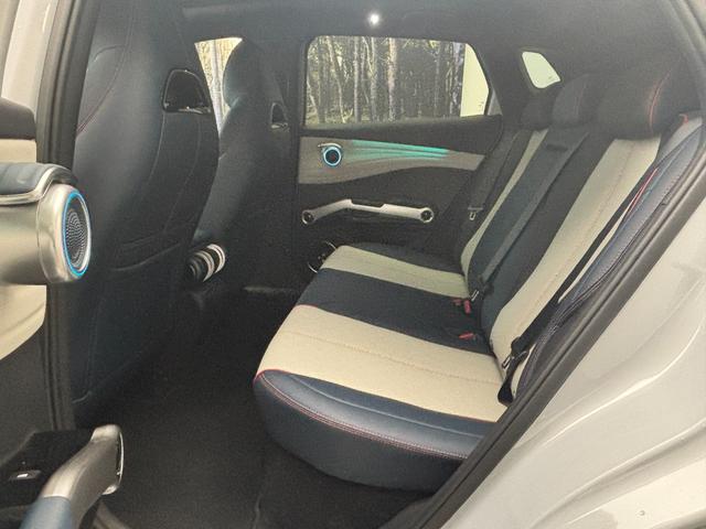 ＡＴＴＯ　３ ベースグレード　アクティブクルーズコントロール　回転式タッチパネル式ナビゲーション　サラウンドビューカメラ　レザーパワーシート　純正１８インチアルミ　デジタルミラー型ドライブレコーダー　ＥＴＣ　ＬＥＤヘッドライト（7枚目）