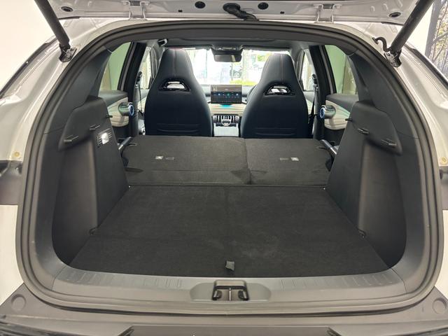 ＡＴＴＯ　３ ベースグレード　アクティブクルーズコントロール　回転式タッチパネル式ナビゲーション　サラウンドビューカメラ　レザーパワーシート　純正１８インチアルミ　デジタルミラー型ドライブレコーダー　ＥＴＣ　ＬＥＤヘッドライト（9枚目）