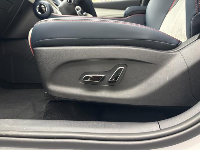 ＡＴＴＯ　３ ベースグレード　アクティブクルーズコントロール　回転式タッチパネル式ナビゲーション　サラウンドビューカメラ　レザーパワーシート　純正１８インチアルミ　デジタルミラー型ドライブレコーダー　ＥＴＣ　ＬＥＤヘッドライト（32枚目）