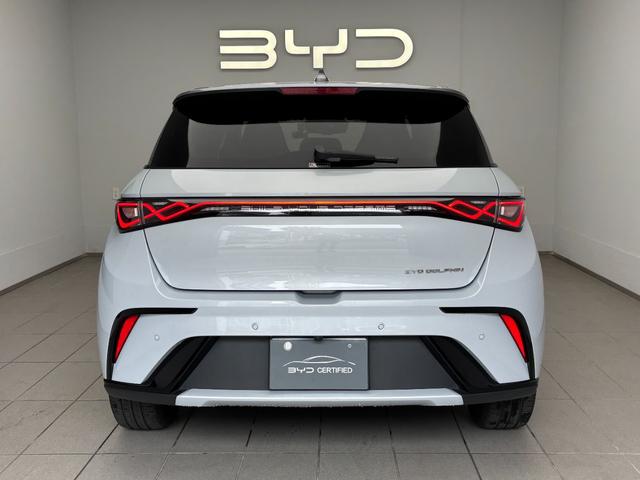 ドルフィン ロングレンジ　回転式モニター　ガラスルーフ　レザーシート　シートヒーター　アクティブクルーズコントロール　ブラインドスポットアシスト　ＬＥＤヘッドライト　幼児置き去り検知システム　ペダル踏み間違い時加速抑制装置（18枚目）