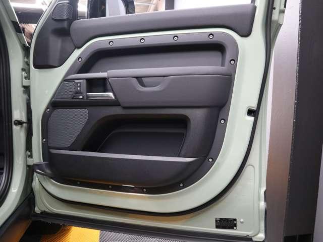 ディフェンダー 75thリミテッドエディション☆禁煙車☆外装色グラスミアグリーン☆ファブリックルーフ☆TVキャンセラー☆エアサスペンション☆ヘッドアップディスプレイ(61枚目)