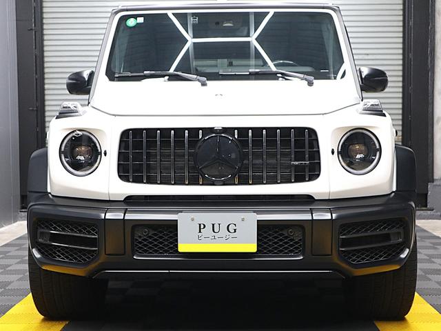 Gクラス G63 マグノヒーローエディション 4WD 禁煙車 限定75台 マグノオパリスホワイト カーボンファイバーインパネ カーボンパフォーマンスステアリング 純正AMG22インチ鍛造ホイール 社外電動サイドステップ(6枚目)
