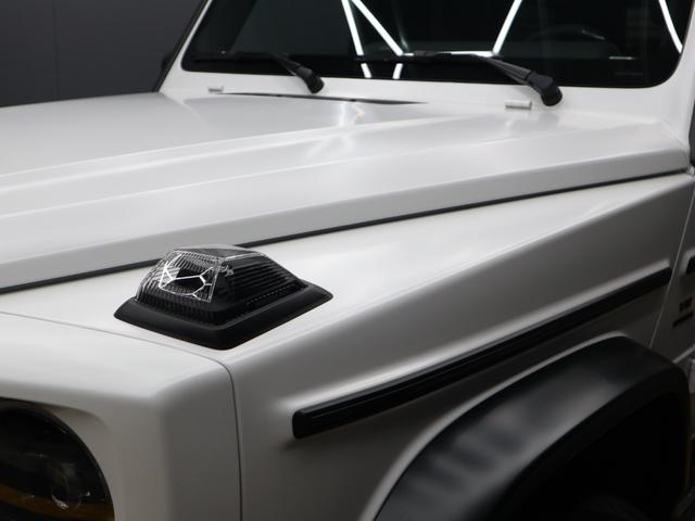 Gクラス G63 マグノヒーローエディション 4WD 禁煙車 限定75台 マグノオパリスホワイト カーボンファイバーインパネ カーボンパフォーマンスステアリング 純正AMG22インチ鍛造ホイール 社外電動サイドステップ(15枚目)