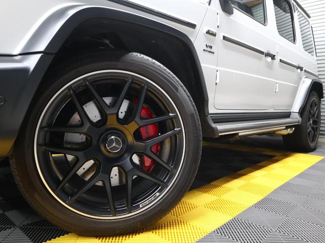 Gクラス G63 マグノヒーローエディション 4WD 禁煙車 限定75台 マグノオパリスホワイト カーボンファイバーインパネ カーボンパフォーマンスステアリング 純正AMG22インチ鍛造ホイール 社外電動サイドステップ(16枚目)