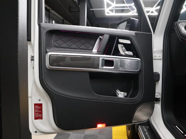 Gクラス G63 マグノヒーローエディション 4WD 禁煙車 限定75台 マグノオパリスホワイト カーボンファイバーインパネ カーボンパフォーマンスステアリング 純正AMG22インチ鍛造ホイール 社外電動サイドステップ(45枚目)