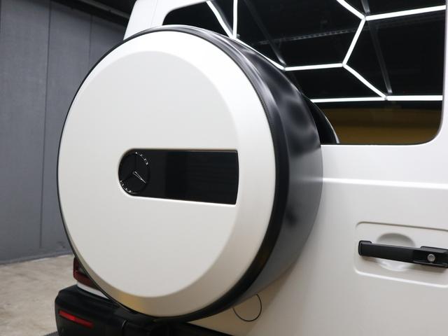 Gクラス G63 マグノヒーローエディション 4WD 禁煙車 限定75台 マグノオパリスホワイト カーボンファイバーインパネ カーボンパフォーマンスステアリング 純正AMG22インチ鍛造ホイール 社外電動サイドステップ(78枚目)