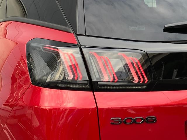 テールライトは３本のＬＥＤとなっており、プジョーのブランドアイデンティティを確立させます！