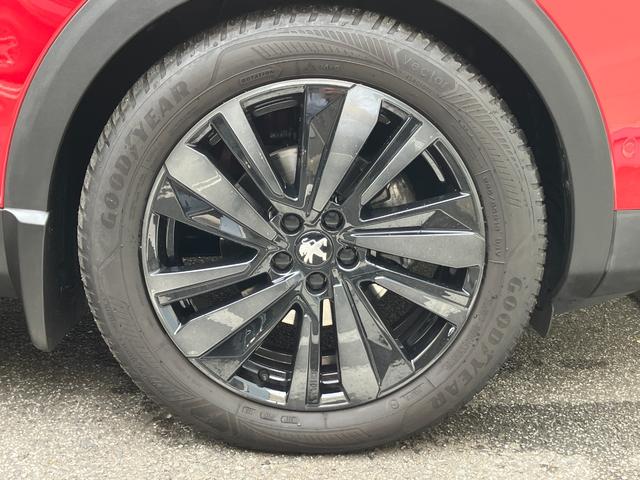 １８インチアルミホイールがプジョーらしいスポーティな印象を与えます！