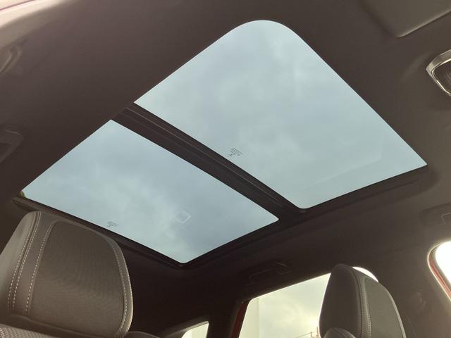 開放的なサンルーフは車内に明かりを取り込み、明るい室内を演出いたします！