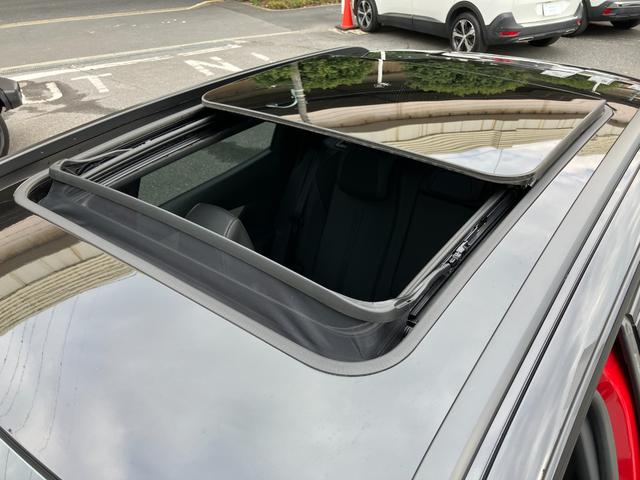 開放的なサンルーフは車内に明かりを取り込み、明るい室内を演出いたします！