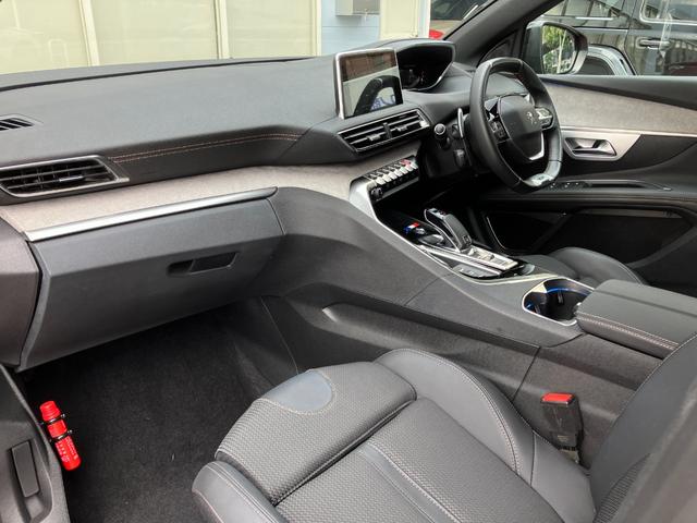 黒を基調としたインテリアは高級感とスポーティさを両立しております！