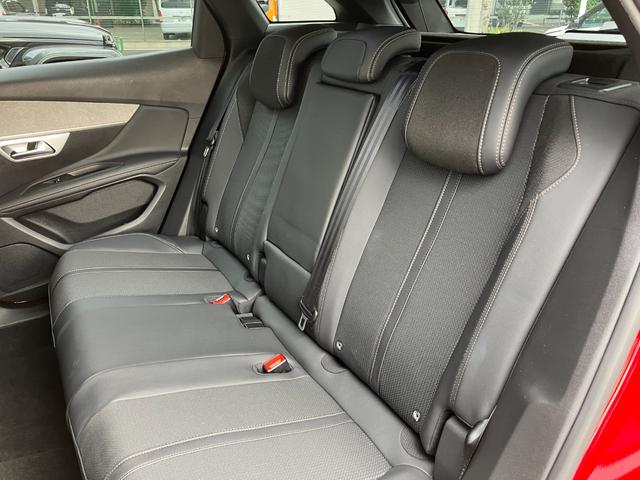 後部座席も広く、大人４人でのドライブも快適です！