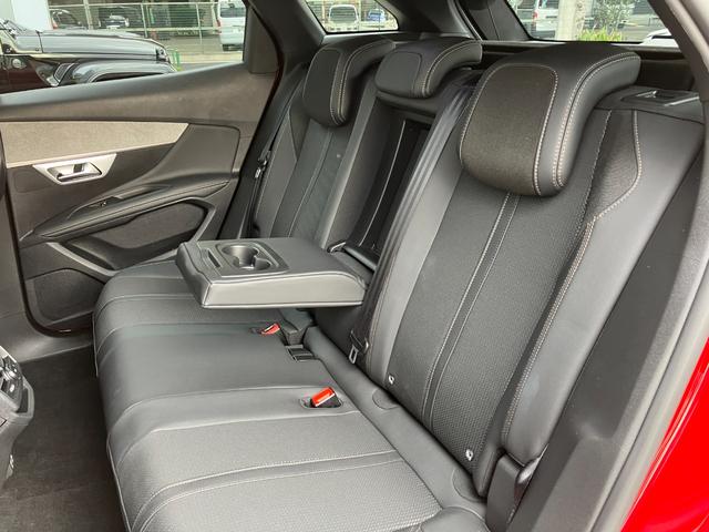 後部座席にもアームレストが装備されております！