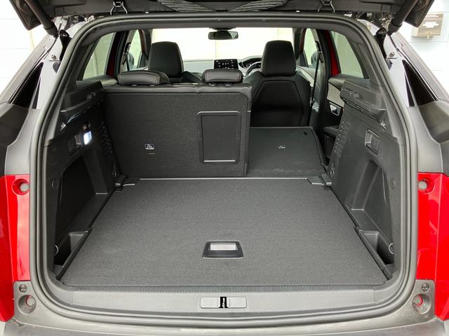 様々なシーンに合わせてシートアレンジができます。釣りやゴルフ、サーフィン　ベビーカー等長いものから大きなものも載せることが可能です。