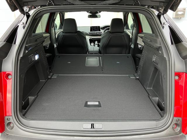 様々なシーンに合わせてシートアレンジができます。釣りやゴルフ、サーフィン　ベビーカー等長いものから大きなものも載せることが可能です。