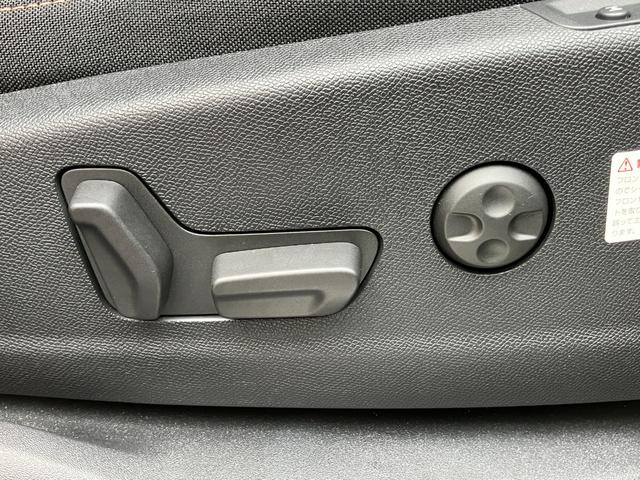 運転席はシートメモリー機能を備えた電動パワーシートとなっております！