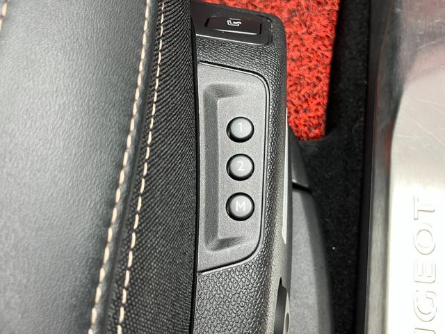 運転席はシートメモリー機能を備えた電動パワーシートとなっております！