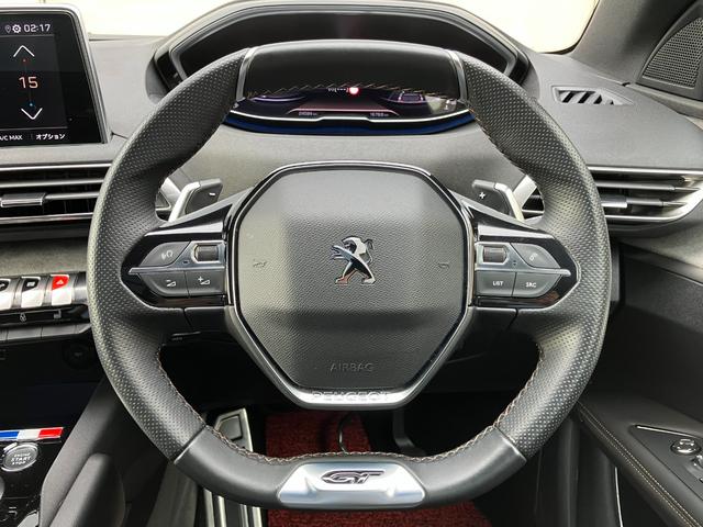 プジョーならではの小径ステアリングは、メーターが見やすいという実用性と、スポーティさを両立するデザインとなっております！