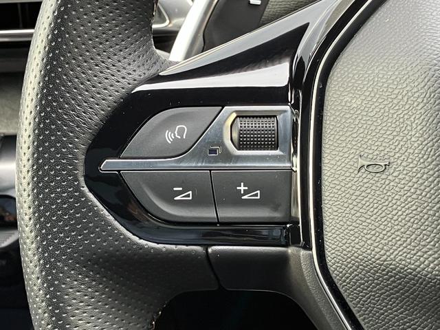 ステアリングから手を放すことなく音量の調整や、電話の応答ができるようになっております！