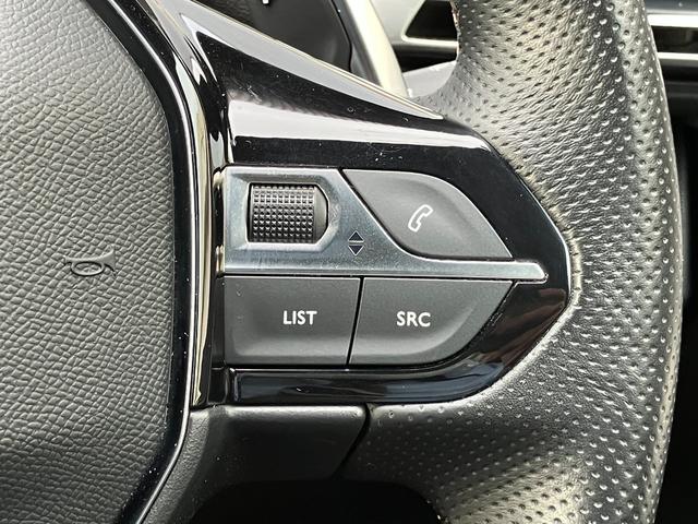 ステアリングから手を放すことなく音量の調整や、電話の応答ができるようになっております！