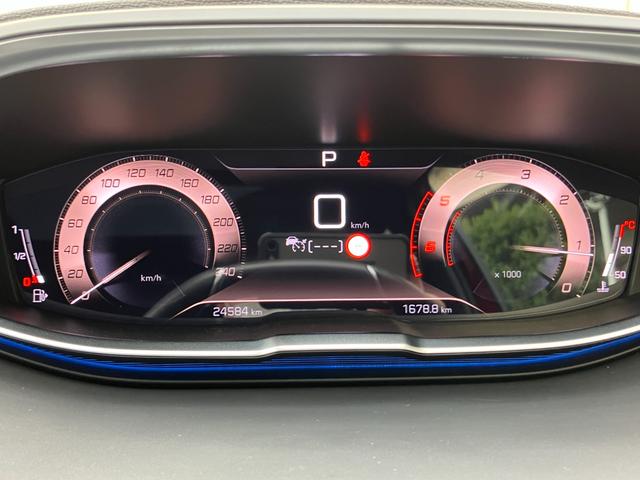 ステアリング上部から見えるメーターは、直感的にわかりやすい表示となっております！