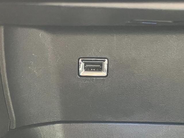 前席にはＵＳＢタイプＡが備わっており、充電やＡｐｐｌｅＣａｒＰｌａｙ、Ａｎｄｒｏｉｄ　Ａｕｔｏを使用することができます！