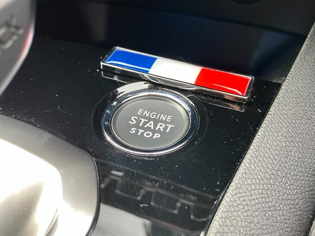 プッシュ式のエンジンスタートストップスイッチ
