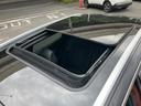 開放的なサンルーフは車内に明かりを取り込み、明るい室内を演出いたします!