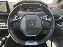 プジョーならではの小径ステアリングは、メーターが見やすいという実用性と、スポーティさを両立するデザインとなっております!