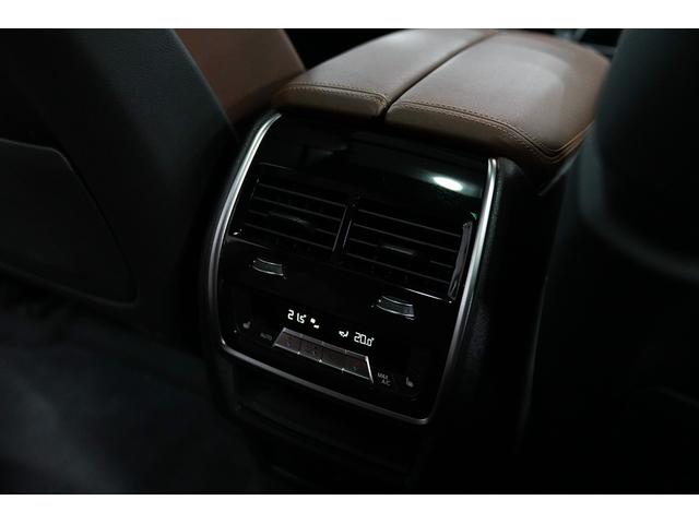 X6 xDrive 35d Mスポーツ 4WD ブラック/コーヒー内装 シートヒーター シートベンチレーション 保温/保冷ドリンクホルダー 後席シートヒーター 4ゾーンオートエアコン パノラマサンルーフ アイコニックグロー(22枚目)