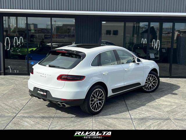 マカン マカンS PDK 4WD パノラマサンルーフ RSスパイダーホイール20インチ 純正ホイール/スタッドレスタイヤ付き ブラック&ガーネットレッドインテリア レッドキャリパー(5枚目)