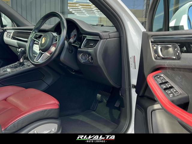 マカン マカンS PDK 4WD パノラマサンルーフ RSスパイダーホイール20インチ 純正ホイール/スタッドレスタイヤ付き ブラック&ガーネットレッドインテリア レッドキャリパー(9枚目)