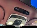 オプションの調節式ガラスルーフによって開放感があり、光が差し込むことによって車内で快適な時間を過ごすことが可能です。天候に合わせた調光を5パターンで行うことが可能となっております。