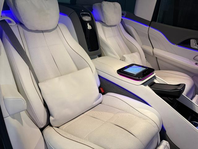 GLS GLS600 4マチック ファーストクラスパッケージ クリスタルホワイトナッパレザー・パノラマルーフ・ブルメスター・リアエンターテイメント・HUD・シートH&C・クーリングボックス・格納式テーブル・23インチ(37枚目)