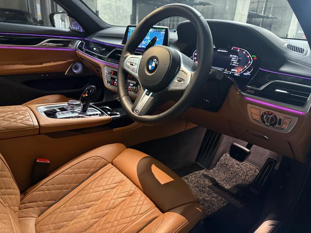 7シリーズ M760Li xDrive 後期・スカイラウンジルーフ・DME700ps・新品ステアリング・リアマッサージシート・Bowers&Wilkinsサラウンド・リアエンターテイメント・エグゼクティブラウンジ・前後ドラレコ(18枚目)