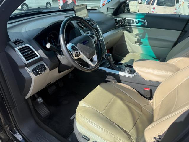 エクスプローラー ＸＬＴ　左ハンドル　バックカメラ　ＥＴＣ　　ポータブルナビ　フロントカメラ　サイドカメラ　シートカバー　社外ＬＥＤバルブ　ＣＤ　Ｂｌｕｅｔｏｏｔｈ　ＡＵＸ　７人乗（3枚目）