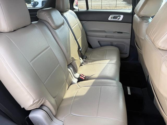 エクスプローラー ＸＬＴ　左ハンドル　バックカメラ　ＥＴＣ　　ポータブルナビ　フロントカメラ　サイドカメラ　シートカバー　社外ＬＥＤバルブ　ＣＤ　Ｂｌｕｅｔｏｏｔｈ　ＡＵＸ　７人乗（4枚目）