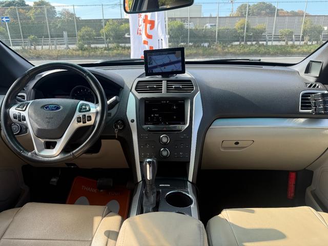 エクスプローラー ＸＬＴ　左ハンドル　バックカメラ　ＥＴＣ　　ポータブルナビ　フロントカメラ　サイドカメラ　シートカバー　社外ＬＥＤバルブ　ＣＤ　Ｂｌｕｅｔｏｏｔｈ　ＡＵＸ　７人乗（7枚目）