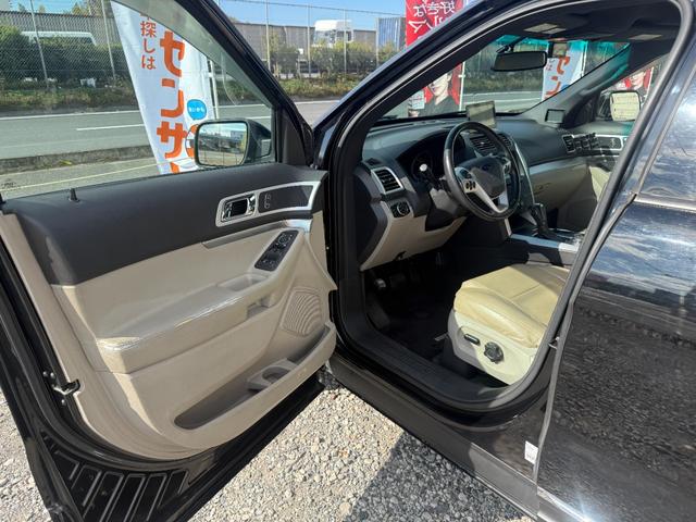 エクスプローラー ＸＬＴ　左ハンドル　バックカメラ　ＥＴＣ　　ポータブルナビ　フロントカメラ　サイドカメラ　シートカバー　社外ＬＥＤバルブ　ＣＤ　Ｂｌｕｅｔｏｏｔｈ　ＡＵＸ　７人乗（15枚目）