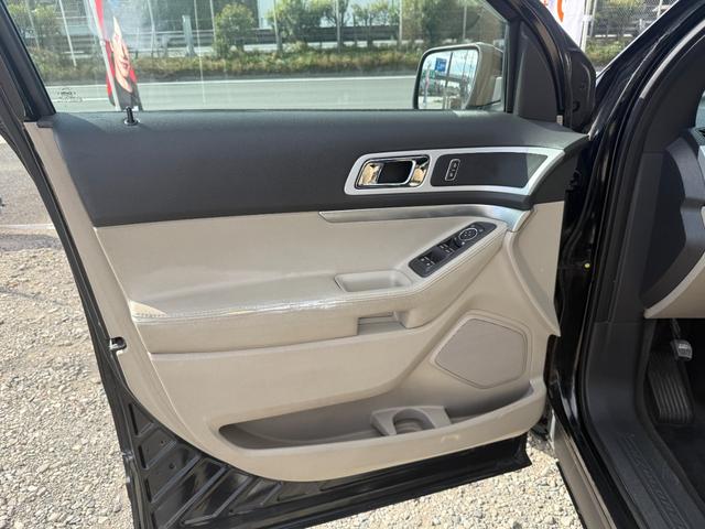 エクスプローラー ＸＬＴ　左ハンドル　バックカメラ　ＥＴＣ　　ポータブルナビ　フロントカメラ　サイドカメラ　シートカバー　社外ＬＥＤバルブ　ＣＤ　Ｂｌｕｅｔｏｏｔｈ　ＡＵＸ　７人乗（16枚目）