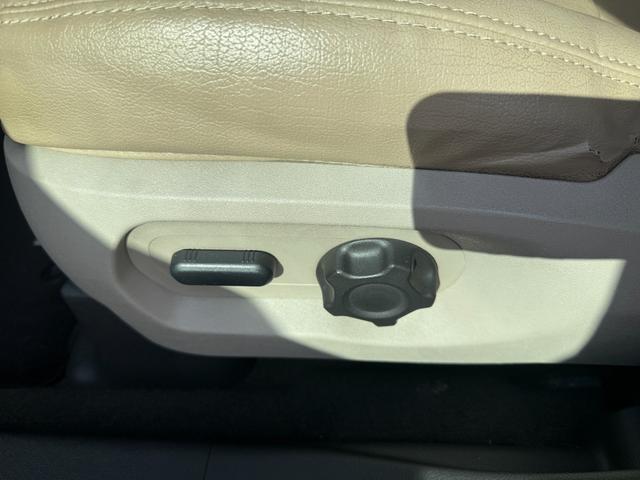 エクスプローラー ＸＬＴ　左ハンドル　バックカメラ　ＥＴＣ　　ポータブルナビ　フロントカメラ　サイドカメラ　シートカバー　社外ＬＥＤバルブ　ＣＤ　Ｂｌｕｅｔｏｏｔｈ　ＡＵＸ　７人乗（18枚目）